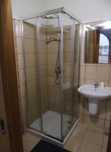 a bathroom with a shower and a sink at Cantinho Das Estrelas, Luz Lagos in Luz