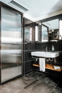 bagno con lavandino e doccia di Best Western Plus Hotel Bern a Berna