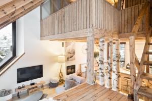 una gran sala de estar con suelos y techos de madera. en Luderna - Casa Obago en Salardú