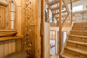 eine Treppe in einem Haus mit Holzwänden in der Unterkunft Luderna - Casa Obago in Salardú