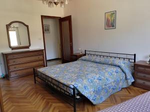 una camera da letto con un letto, un comò e uno specchio di Grand Combin ad Aosta