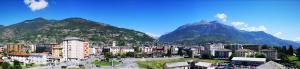 una vista di una città con le montagne sullo sfondo di Grand Combin ad Aosta