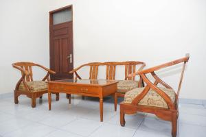 Posezení v ubytování RedDoorz near Universitas Diponegoro Semarang 2
