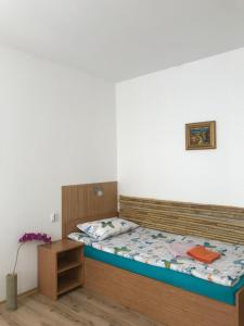 um quarto com uma cama num quarto em Pension Haus Baron 1 Neckarau em Mannheim