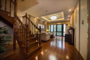 a living room with a staircase and a bath tub at Beijing Yun-zen Jinling Lotus Hotel in Beijing