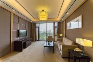 A seating area at Beijing Yun-zen Jinling Lotus Hotel