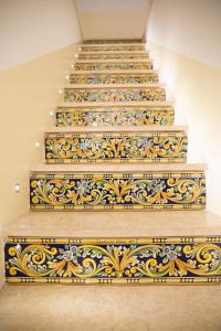 een set trappen met gouden ontwerpen erop bij Ludovica Home in Giardini Naxos
