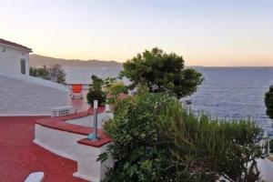 - une vue sur l'océan depuis une maison dotée d'un sol rouge dans l'établissement Tramontana, à Hydra