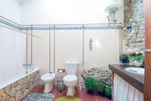 a bathroom with a toilet and a sink at Casa de Chanca in Penela
