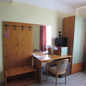 a room with a desk with a computer and a chair at Hotel Alpi Del Mare in Mondovì