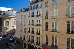 パリにあるホテル ルーヴル リシュリューの建物とドームのある街の景色