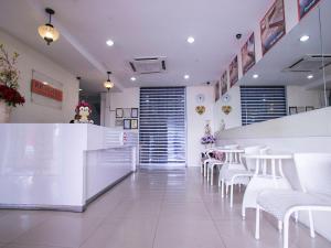 Ресторан / й інші заклади харчування у SUPER OYO Swing & Pillows Kajang Hotel Near Stadium Kajang Station