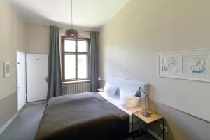 Schlafzimmer mit einem Bett und einem Fenster in der Unterkunft Romantik Hotel Schloss Reichenow in Reichenow
