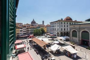 une vue d'ensemble d'un marché dans une ville dans l'établissement Piazza del Mercato Centrale, à Florence