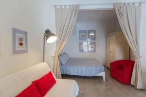 - une chambre avec un lit et une chaise rouge dans l'établissement Piazza del Mercato Centrale, à Florence