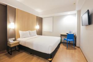 Letto o letti in una camera di Hotel Citradream Bintaro
