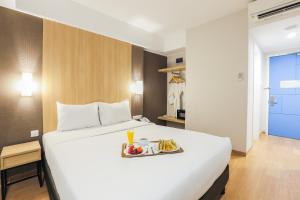 Letto o letti in una camera di Hotel Citradream Bintaro