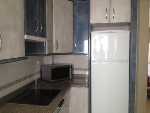 Kuchyňa alebo kuchynka v ubytovaní Piso Nuevo Portil - Edificio Albatros