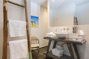 ein Bad mit einem Waschbecken und einem Spiegel in der Unterkunft Easy Living in List