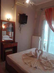 a swan is sitting on a bed in a bedroom at Balkan House in Potos