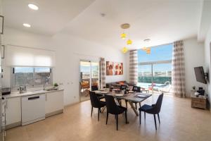 a kitchen and dining room with a table and chairs at Villa Blue Horizon in Playa Blanca