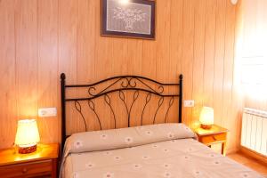 um quarto com uma cama com dois candeeiros em duas mesas em Casa Enpiera III - Turistrat em Cinctorres
