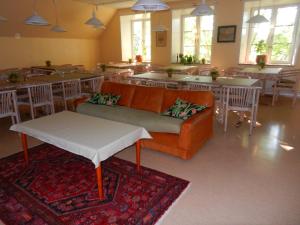 a living room with a couch and tables and chairs at Gothem Logi in Gothem