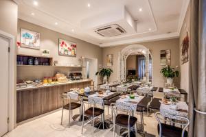 Un comedor con una mesa larga y sillas. en Rome Garden Hotel, en Roma