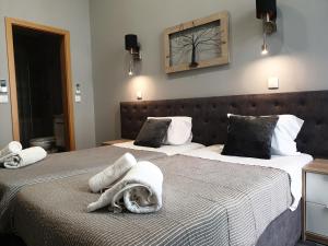 duas camas num quarto de hotel com toalhas em Leao de Ouro em Matosinhos
