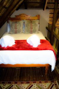 Een bed of bedden in een kamer bij Cheetau Lodge