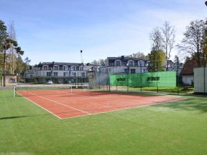- un court de tennis avec un filet dans l'établissement Apartament Bursztyn, à Pobierowo