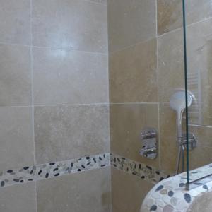 Maison d'hôtes Une hirondelle en Provence的一间浴室
