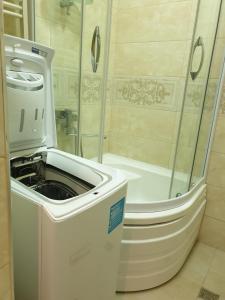 eine Dusche mit Waschmaschine im Bad in der Unterkunft Apartment with sea view 37 in Kobuleti