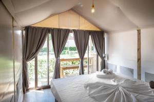 佛罗伦萨hu Firenze Camping in Town的一间带大床和大窗户的卧室