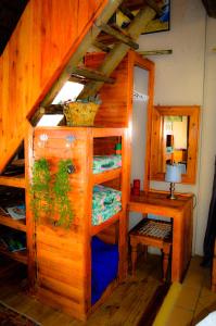 Zimmer mit einem Etagenbett und einem Schreibtisch in der Unterkunft Cheetau Lodge in Ebenhaezer