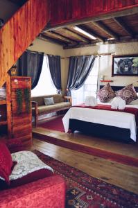 een slaapkamer met 2 bedden en een bank in een kamer bij Cheetau Lodge in Ebenhaezer