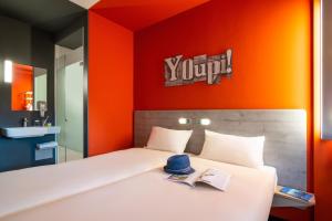 Postel nebo postele na pokoji v ubytování ibis budget Amsterdam Airport