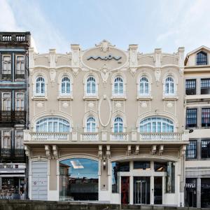 a large building with a balcony on the front at Moov Hotel Porto Centro in Porto