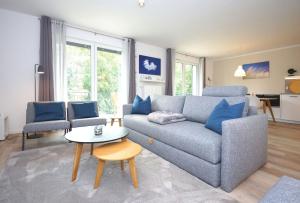 ein Wohnzimmer mit einer Couch und einem Tisch in der Unterkunft Ferienwohnung Windherz in Ostseebad Sellin