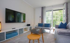 ein Wohnzimmer mit Couch und Fernseher in der Unterkunft Ferienwohnung Windherz in Ostseebad Sellin