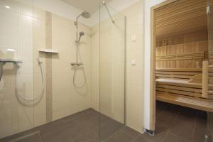 ein Badezimmer mit Dusche mit Glastür in der Unterkunft Ferienwohnung Windherz in Ostseebad Sellin