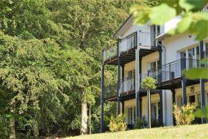 ein Haus mit Balkon an der Seite in der Unterkunft Ferienwohnung Windherz in Ostseebad Sellin