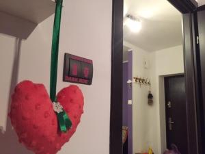 Wyjątkowy apartament w sercu Piły في بيوا: قلب مصنوع من ساعة على الحائط