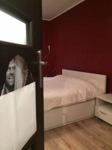 een slaapkamer met een bed en een deur met een foto bij Wyjątkowy apartament w sercu Piły in Piła