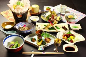 une table avec des plaques de nourriture et des baguettes dans l'établissement Hounkan, à Yoshino