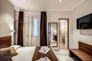 een hotelkamer met een bed en een spiegel bij House Garden in Rome