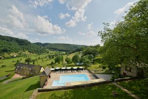 - une vue aérienne sur un domaine avec une piscine dans l'établissement Château de Salles, à Vezac