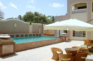 Piscina di Pramod Convention & Club Resort o nelle vicinanze
