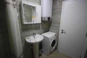 Koupelna v ubytování Rafailovici Studio Vita