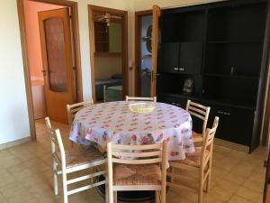 ein Esszimmer mit einem Tisch und Stühlen in der Unterkunft Appartamenti Santa Margherita in Vieste